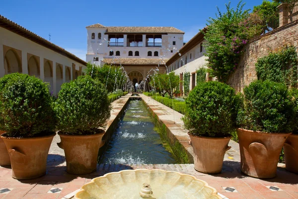 Дворец и сад Generalife, Гранада, Испания — стоковое фото