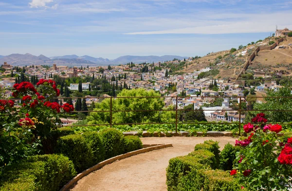 Сады Женералифе и город Гранада, Испания — стоковое фото