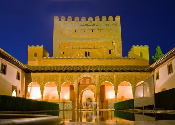 Patio de la Alhambra por la noche, Granada, España — Foto de Stock