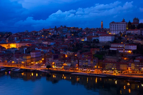 Cidade velha do Porto à noite, Portugal — Fotografia de Stock