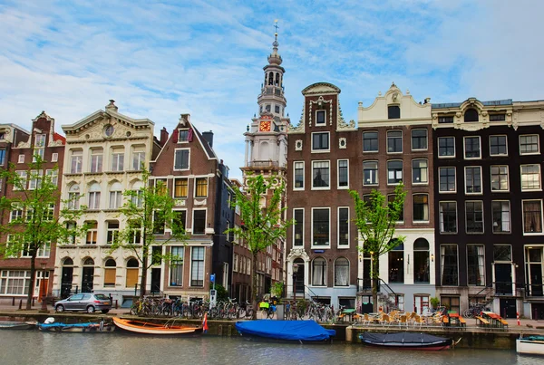 Casas medievales de Amsterdam, Países Bajos — Foto de Stock