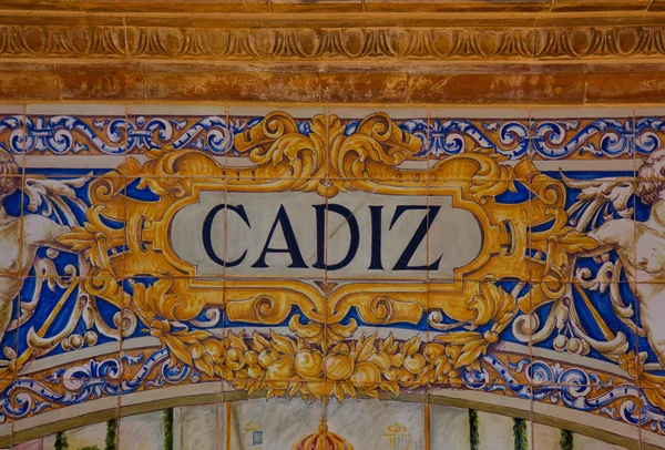 Cádiz assina sobre uma parede de mosaico — Fotografia de Stock