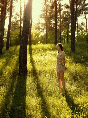 The young woman costs in the wood