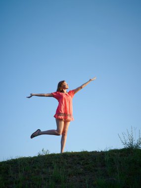 açık havada dinlenmek genç güzel kadın vardır
