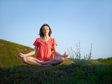 kadın meditasyon lotus poz