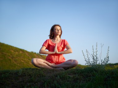 kadın meditasyon lotus poz