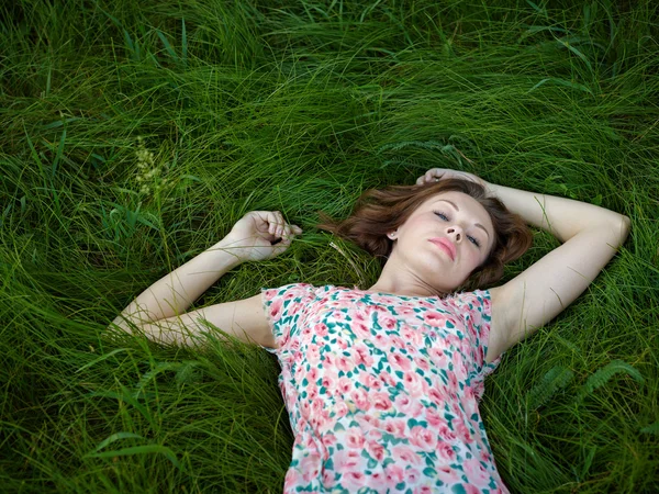 女子躺在草丛中 — 图库照片