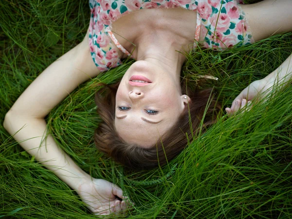 Die Frau liegt im Gras — Stockfoto