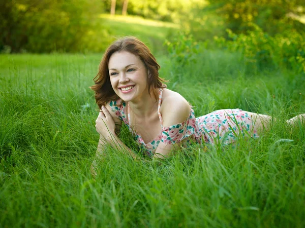 La mujer yace en una hierba —  Fotos de Stock