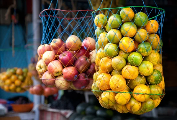 Апельсины на индийском рынке — стоковое фото