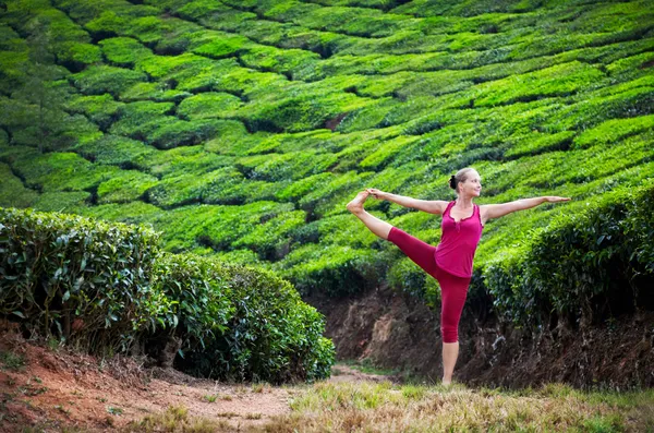 Yoga in Teeplantagen — Stockfoto