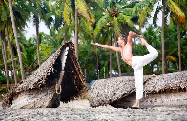 Yoga natarajasana dança pose — Fotografia de Stock