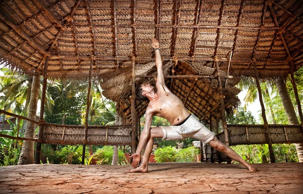 Йога-человек в индийском шале — стоковое фото