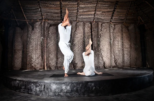 Couple yoga garudasana — Stock Photo, Image