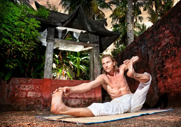 Yoga akarna dhanurasana — Foto de Stock