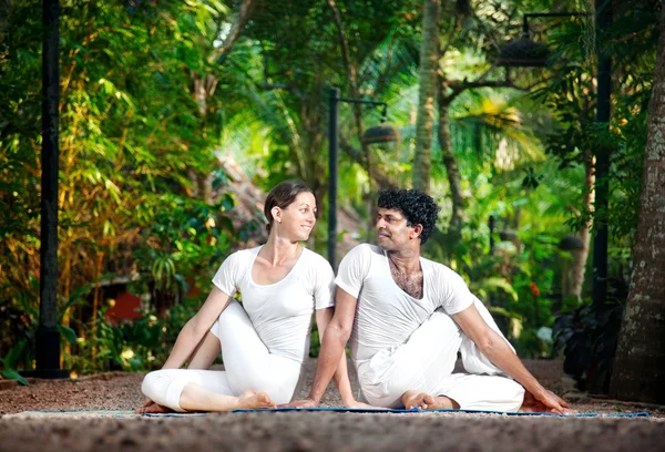 Couple yoga matsyendrasana pose — Stock Photo, Image