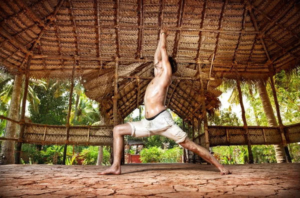 Yoga-Krieger in indischer Shala — Stockfoto