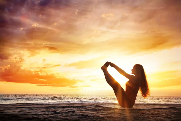 Yoga at sunset beach — Stock Photo, Image