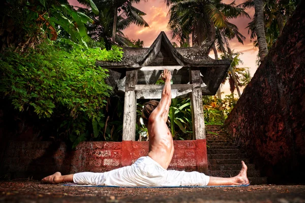 Yoga hanumanasana maymun poz — Stok fotoğraf