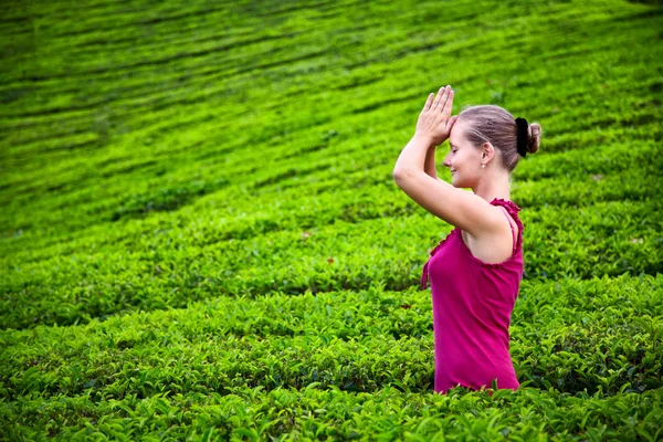 Donna in preghiera nelle piantagioni di tè — Foto Stock