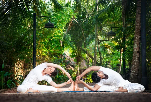Couple yoga in the garden — Stock Photo, Image
