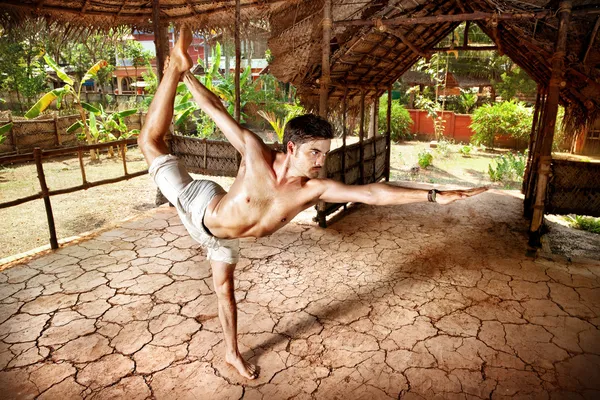 Yoga natarajasana na Índia — Fotografia de Stock