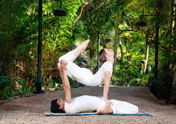 Acroyoga in the garden — Stock Photo, Image