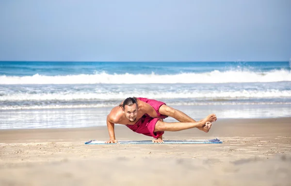 Yoga on the beach — Stock Photo, Image