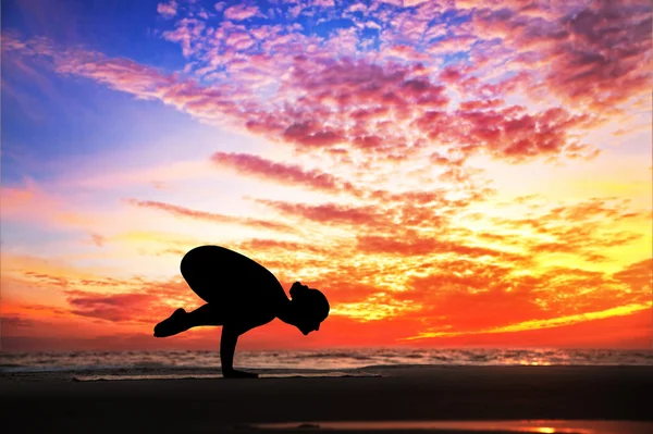 Yoga silhouette on the beach — Stock Photo, Image