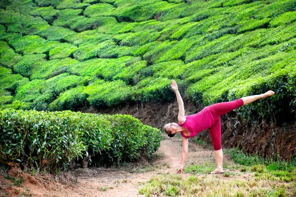 Yoga in Teeplantagen — Stockfoto