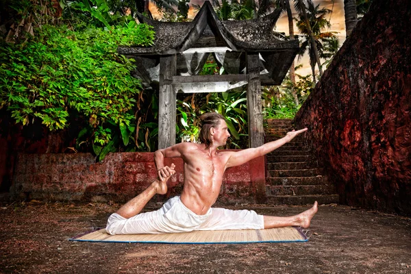 Yoga in Tempelnähe — Stockfoto