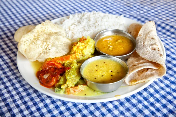 Comida indiana no restaurante — Fotografia de Stock