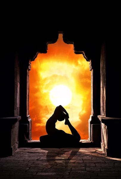 Yoga silhouet in tempel — Stockfoto