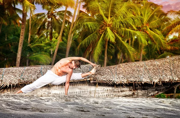 Sahilde yoga. — Stok fotoğraf