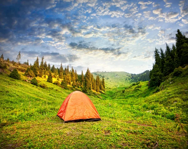 Tenda de acampamento em montanhas — Fotografia de Stock