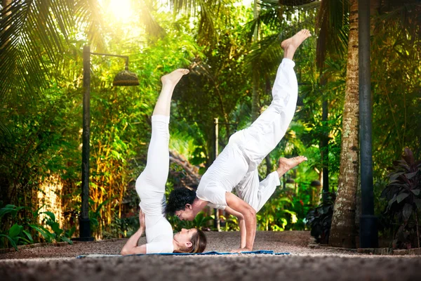 Yoga couple in the garden — Stock Photo, Image