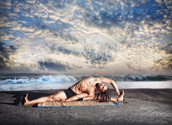 Йога на пляже — стоковое фото
