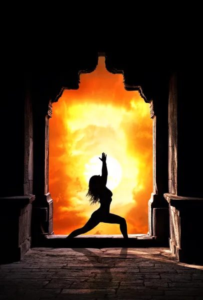 Yoga femme dans le temple — Photo
