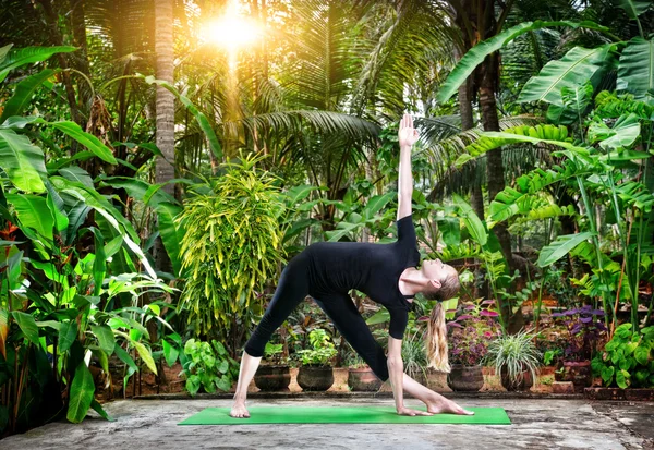 Yoga in the tropic garden — Stock Photo, Image
