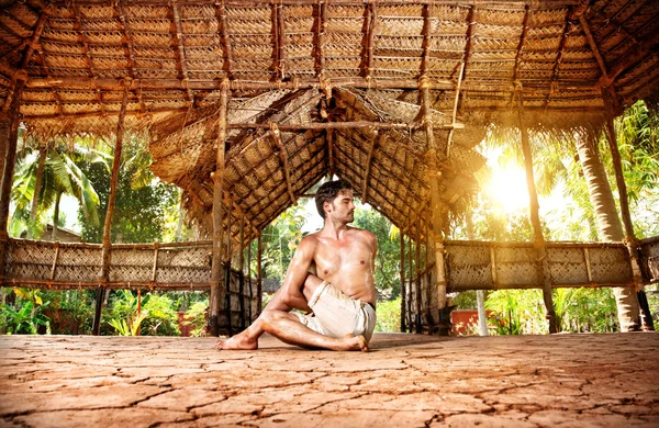 Yoga in indischer Shala — Stockfoto
