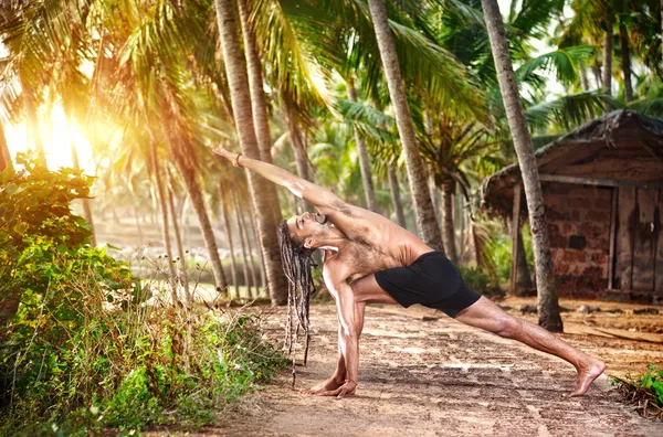 Yoga in tropic — Stock Photo, Image