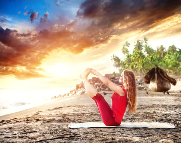Yoga am Strand bei Sonnenuntergang — Stockfoto