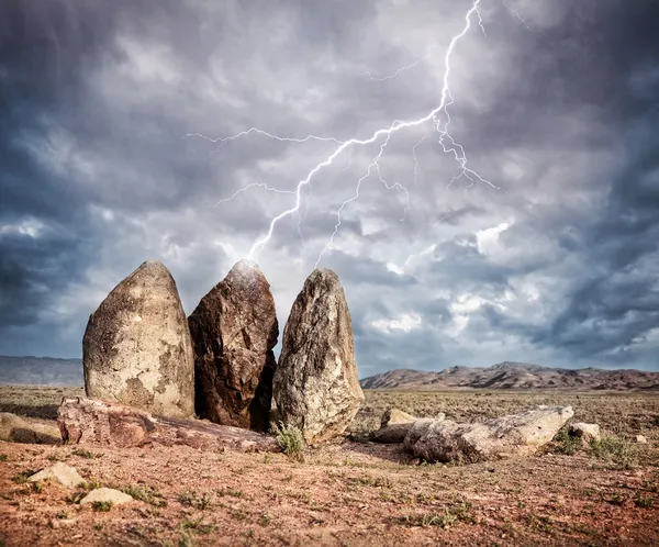 Blitz schlägt in große Steine ein — Stockfoto