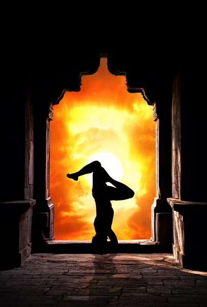 Silhouette di yoga nel tempio — Foto Stock