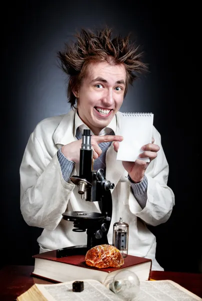 Jovem cientista engraçado — Fotografia de Stock