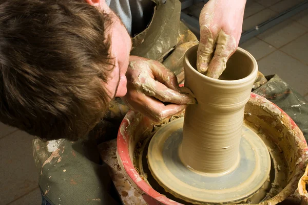 Mains d'un potier, créant un pot de terre d'argile blanche — Photo