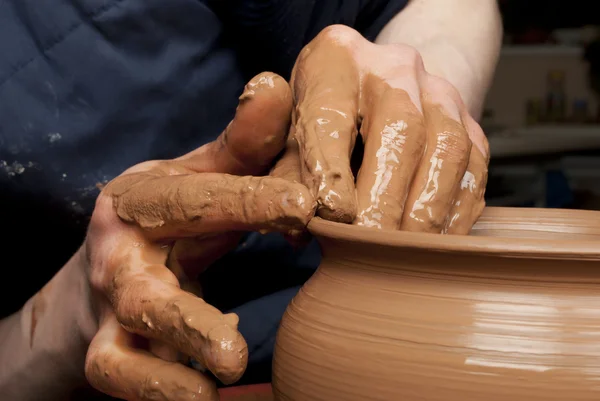 Ruce hrnčíře, vytváří hliněnou nádobu na kruh — Stock fotografie