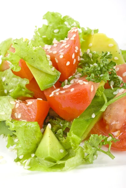 Salade geïsoleerd op witte achtergrond — Stockfoto