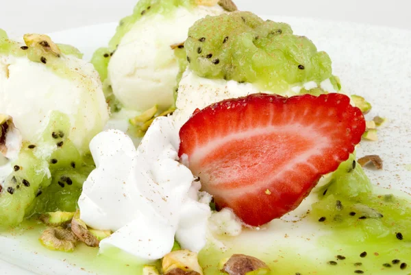 Ice-cream with strawberry and kiwi — Stock Photo, Image