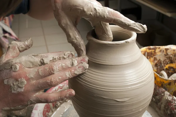 Руки гончара, создающего глиняную банку на круге — стоковое фото